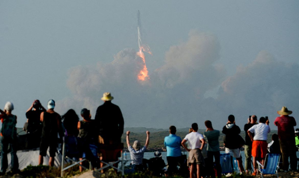 Foguete da SpaceX explode quatro minutos após o lançamento Tribuna