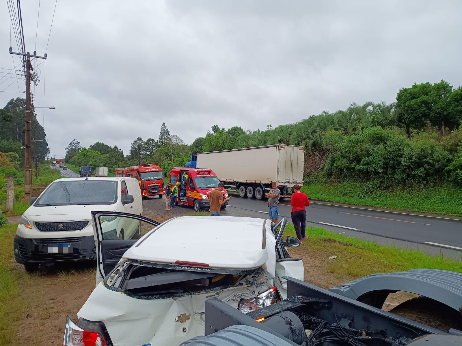 Carro Derrapa Em Leo Na Pista Perde O Controle Da Dire O E Bate Em